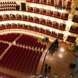 Non ci resta a questo punto che dirigerci su al loggione. Da qui � possibile avere una visuale completa del maestoso teatro, gigante barese sopravvissuto a due guerre mondiali e a un ignobile incendio che lo ha ferito ma non distrutto